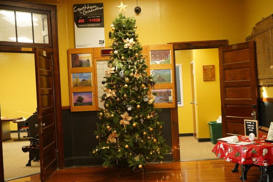 The+CHS+Christmas+tree+located+in+the+lobby+of+the+high+school.