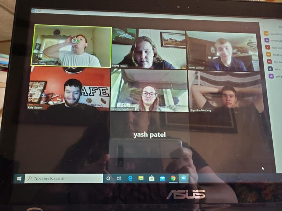 High+school+teacher+Mrs.+Hinton+captures+a+group+of+her+senior+English+class+during+their+virtual+learning+meeting.
