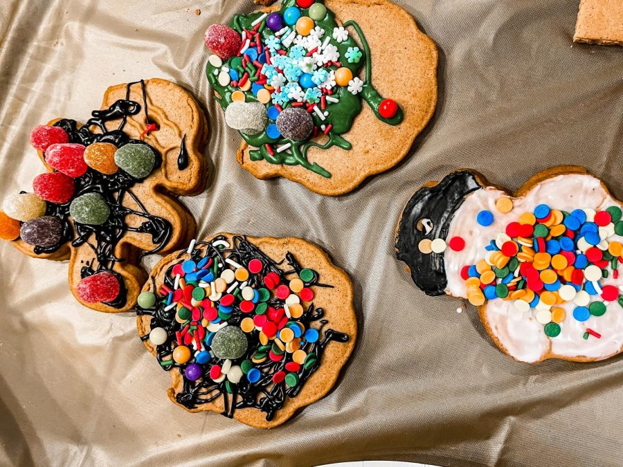 Gingerbread cookies didnt top the list of favorite holiday cookies. However, many families, including my own, have a tradition of baking and decorating them every year.